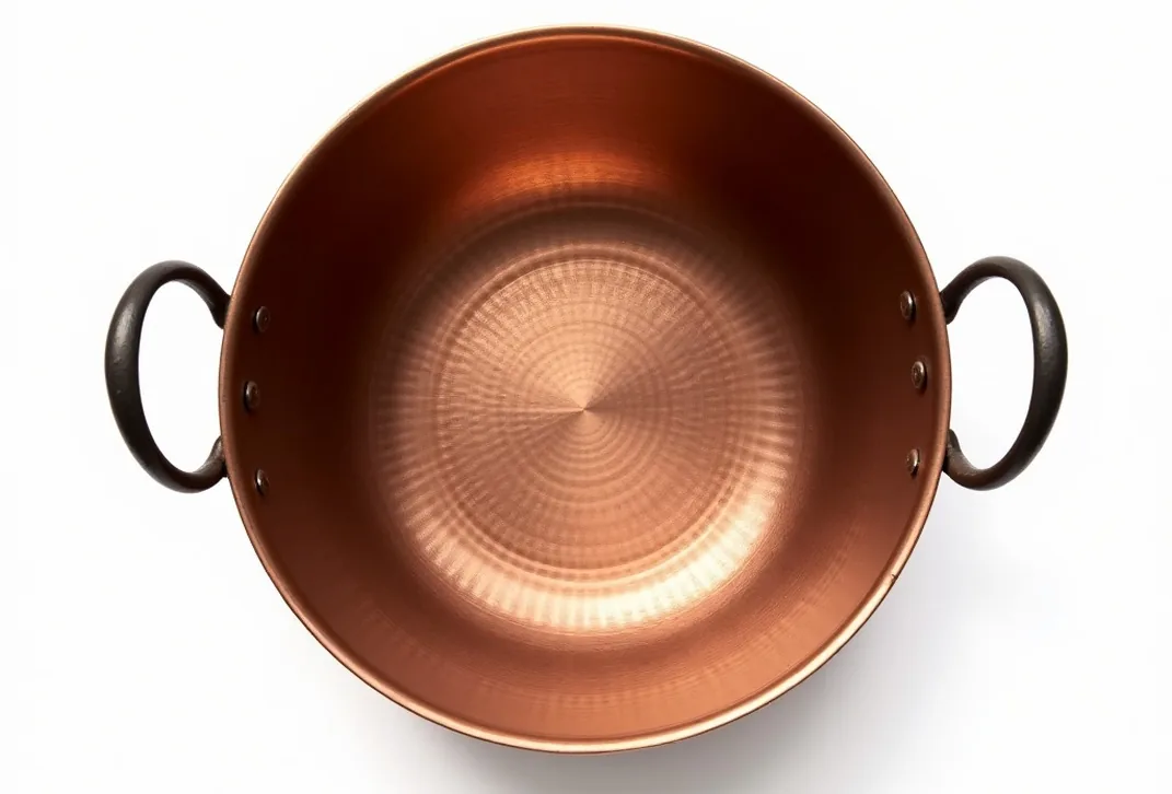 Large hammered copper polenta pot 32 cm with rounded bottom and arched iron handle